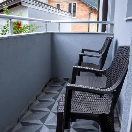 M&th Foca-free Parking Garage Apartman
